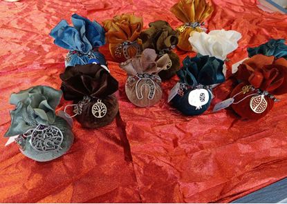 Εικόνα της ΓΟΥΡΙ ΠΟΥΓΚΙ 2026 ΜΕ ΔΙΑΦΟΡΑ ΜΕΤΑΛΛΙΚΑ ΣΤΟΙΧΕΙΑ