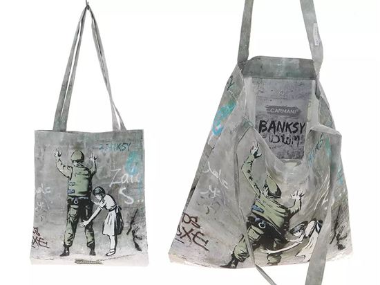 Εικόνα από ΤΣΑΝΤΑ ΩΜΟΥ BANKSY1 39X44 CA021-8668